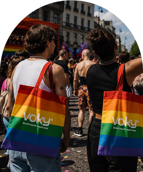 2 personer i ett pridet&aring;g med tygkassar med pride-m&ouml;snter