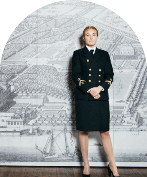 Kvinnlig student i Försvarshögskolans uniform